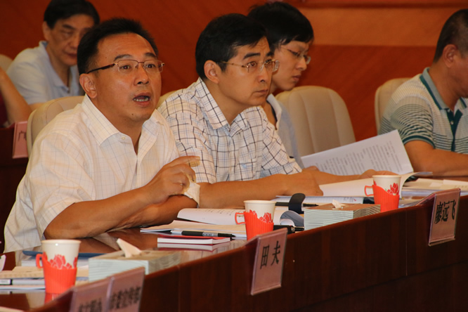1440690956118216.jpg 深圳市慈展会工作领导小组副组长、深圳市民政局局长廖远飞主持会议.jpg