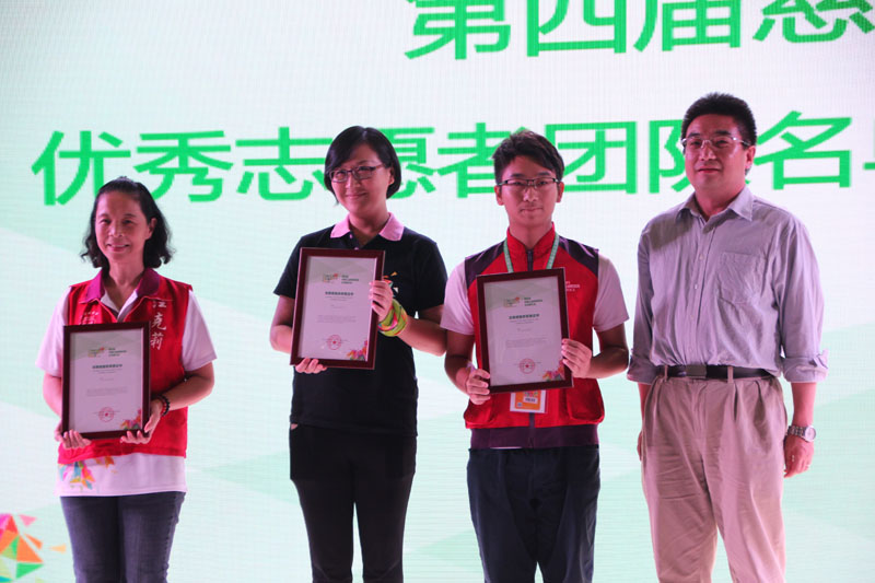 1442741493427994.jpg 深圳市民政局副局长余智晟为优秀志愿者颁奖6.JPG