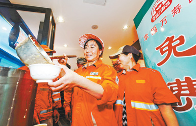 “幸福餐厅”免费粥温暖环卫工.jpg