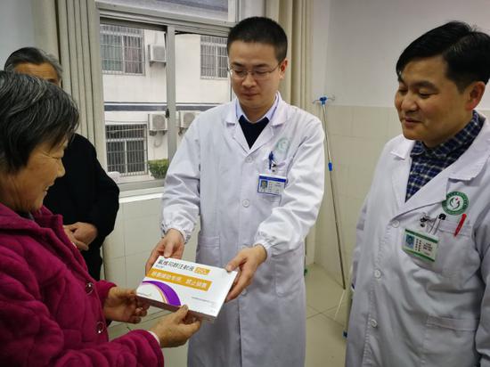 /ueditor/image/2019/02/12/a554e4b3a7c64a957ed5bda1c0598c90.jpg 中国妇基会“芙至千家”贫困乳腺癌患者关爱项目落地合肥.jpg