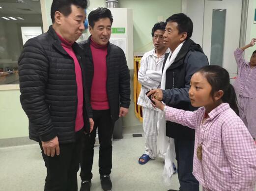 /ueditor/image/2019/03/04/2c0c005f72852eb0e8f276d26f6b2eec.jpg 姜昆一行看望中华慈善总会救助的贫困家庭包虫病患者2.jpg