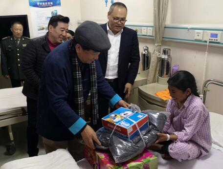 /ueditor/image/2019/03/04/e187ef57cdabb24969343c3b6ad68c4e.jpg 姜昆一行看望中华慈善总会救助的贫困家庭包虫病患者1.jpg