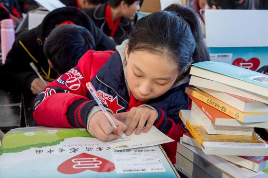 /ueditor/image/2019/03/18/040006f7b1d38bb092e7ea45acf02e28.jpg 三万册爱心书籍为贫困孩子点亮梦想1.jpg