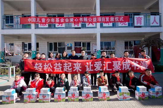 /ueditor/image/2019/03/18/080eeb622d28e1846389a6f9317acc23.jpg 三万册爱心书籍为贫困孩子点亮梦想.jpg