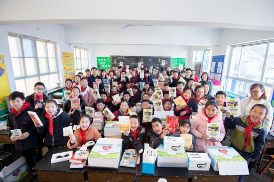 /ueditor/image/2019/03/18/7cf471d95dcc6f63264f2594f0b188b1.jpg 三万册爱心书籍为贫困孩子点亮梦想2.jpg