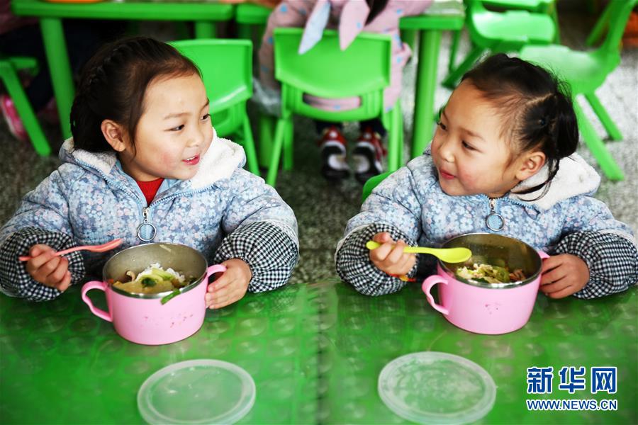 /ueditor/image/2019/04/10/83f8e2ae377f246c85a35da518eed633.jpg “搬迁到哪里,服务就延伸到哪里”——贵州推进易地扶贫搬迁“后半篇文章”2.jpg