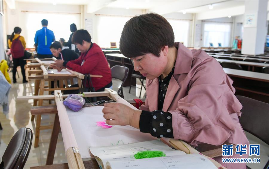 /ueditor/image/2019/04/19/05a76037092b2dd32d356e6b416ba3be.jpg “刺绣车间”织就五彩脱贫路2.jpg