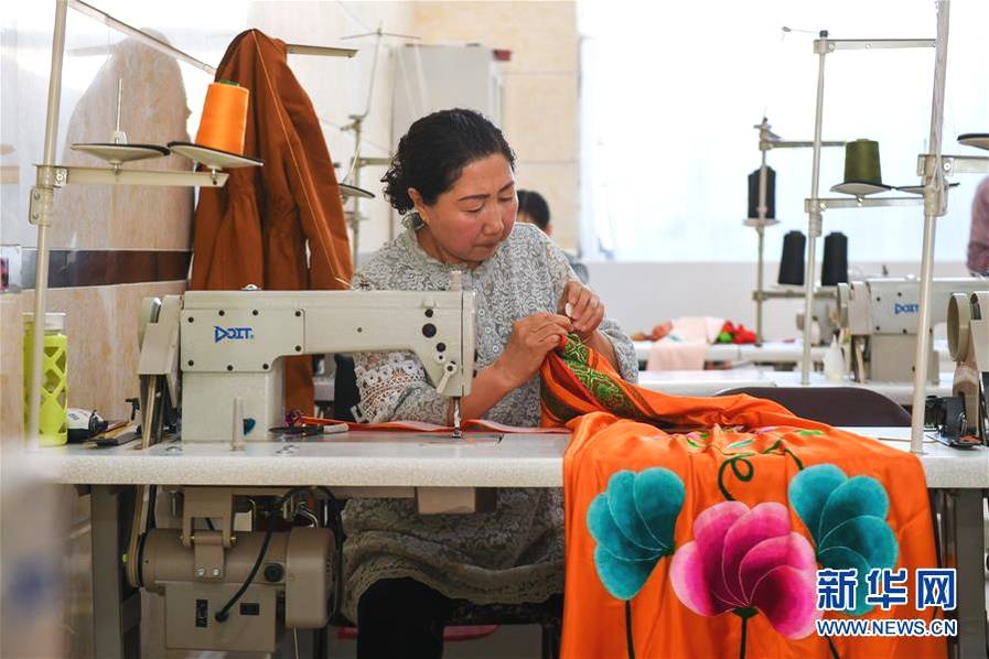 /ueditor/image/2019/04/19/0c6b3f011c07233a3d37ca48b9e13d0d.jpg “刺绣车间”织就五彩脱贫路1.jpg