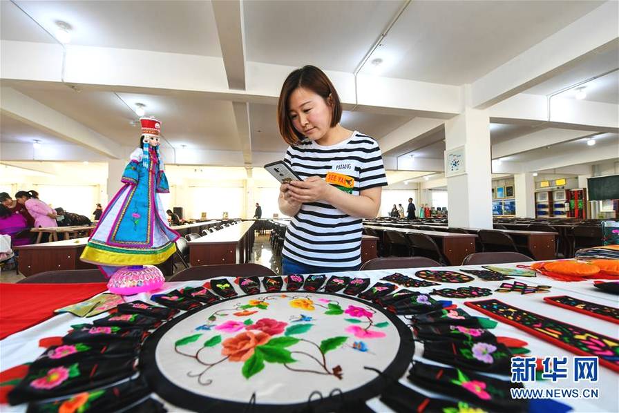 /ueditor/image/2019/04/19/9bb4880f28cc20b5850526cf38e2f6de.jpg “刺绣车间”织就五彩脱贫路.jpg