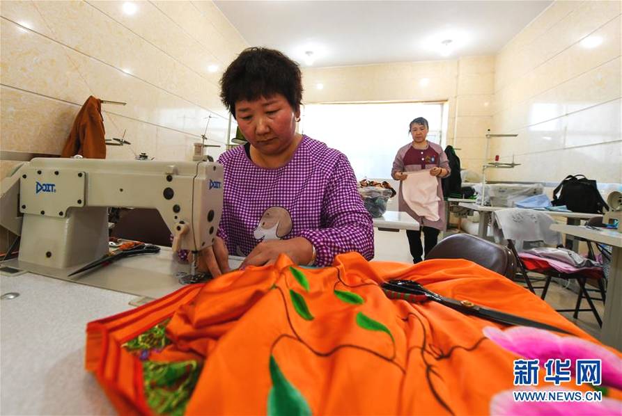 /ueditor/image/2019/04/19/c95f2b24aa5d6a041e2e74918e170c2f.jpg “刺绣车间”织就五彩脱贫路3.jpg