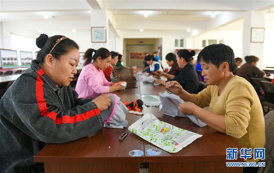 /ueditor/image/2019/04/19/cd06f8ca8d1fc029652c0032da0757bd.jpg “刺绣车间”织就五彩脱贫路5.jpg