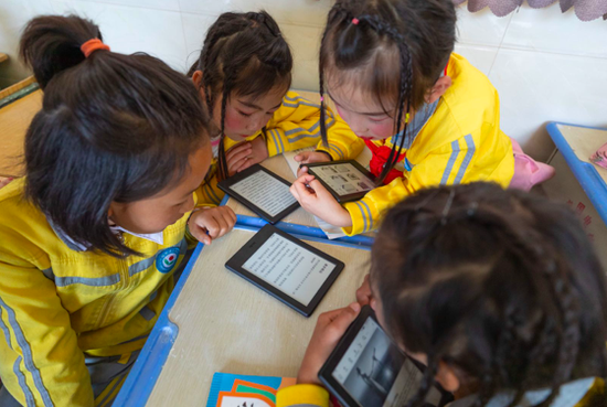 /ueditor/image/2019/04/26/dc3b7c598010e0785b6e9a6773ea0586.png “书路计划”世界读书日走进大凉山2.png