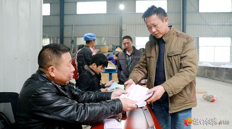 /ueditor/image/2019/04/30/1f35e5ae4e05cde634d1751f57752489.jpg 脱贫攻坚丨老乡带老乡 桃源贫困户脱贫有人帮.jpg