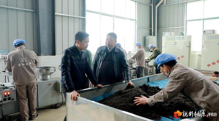 /ueditor/image/2019/04/30/a3e6f19383fd5d67b8c228b6f8d1189f.jpg 脱贫攻坚丨老乡带老乡 桃源贫困户脱贫有人帮6.jpg