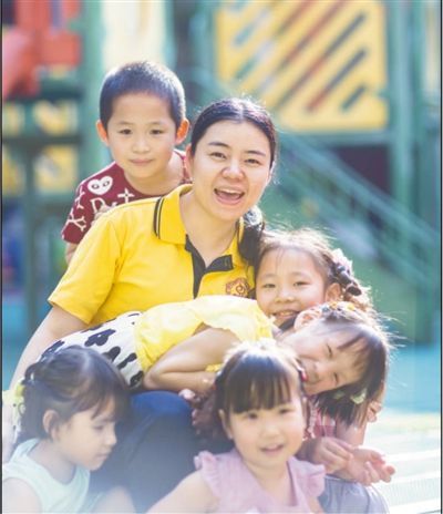 /ueditor/image/2019/05/06/2dbe57e53f188e810441fca3da4813f8.jpg 17年来护理1500余名孤残儿童,帮助800多名孩子回归家庭、融入社会,深圳市宝安区社会福利中心保育部副部长费英英和爱心团队——.jpg