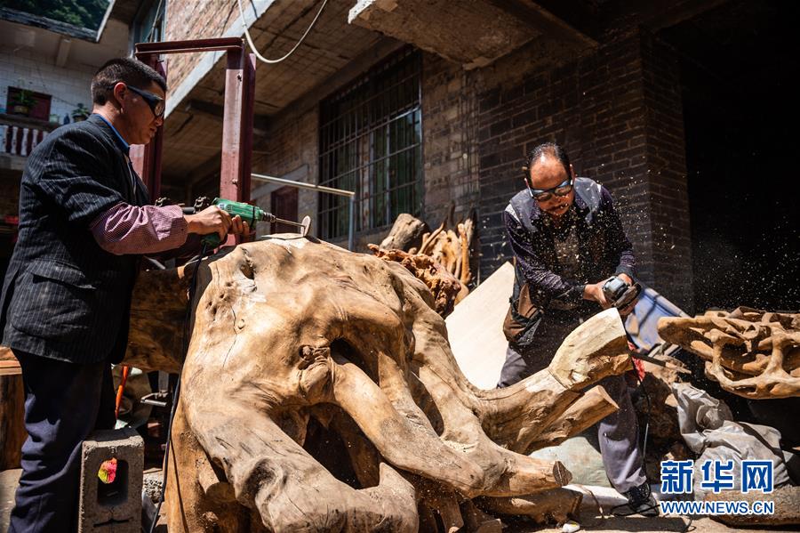 /ueditor/image/2019/05/20/21b1131fae4484ed8ae2d4ba5d7e1b80.jpg 助残脱贫的木雕“掌门人”6.jpg