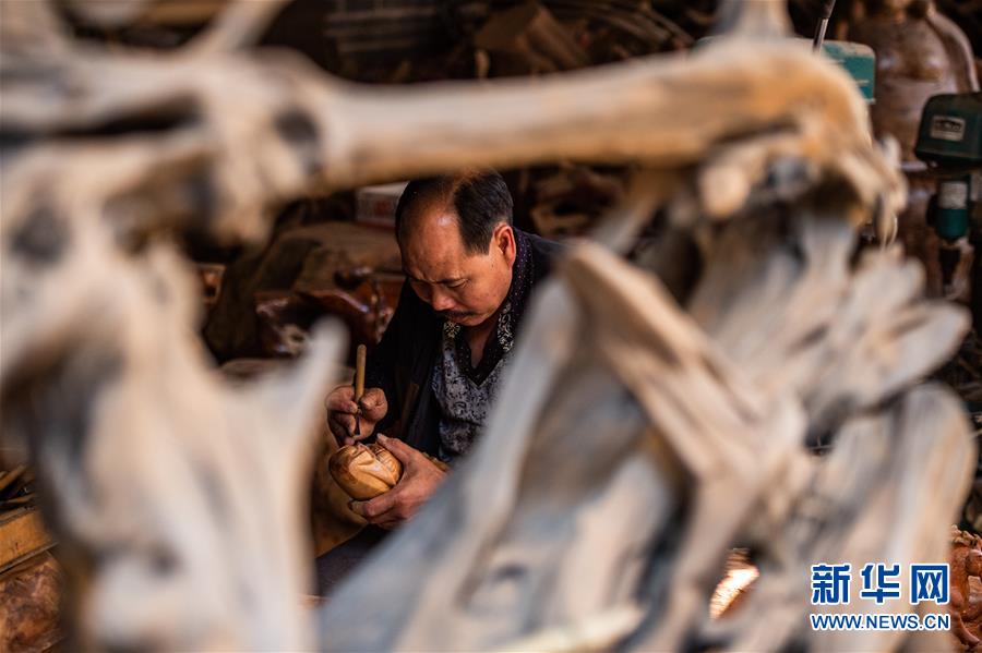 /ueditor/image/2019/05/20/3008fb2b7526c9a524d9bf4787db118b.jpg 助残脱贫的木雕“掌门人”5.jpg