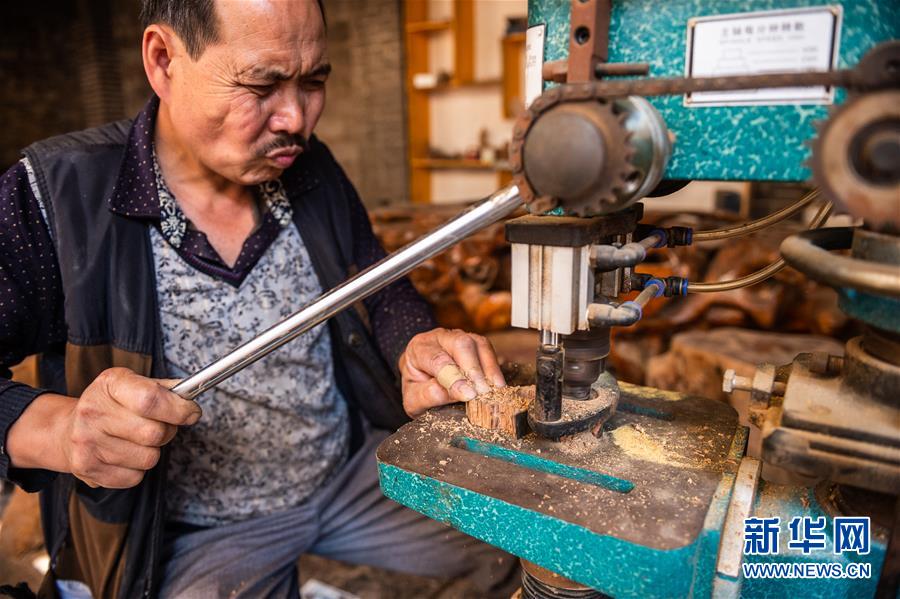 /ueditor/image/2019/05/20/3f843d1272a0bd8b64c7fa9c83c4f4ea.jpg 助残脱贫的木雕“掌门人”3.jpg