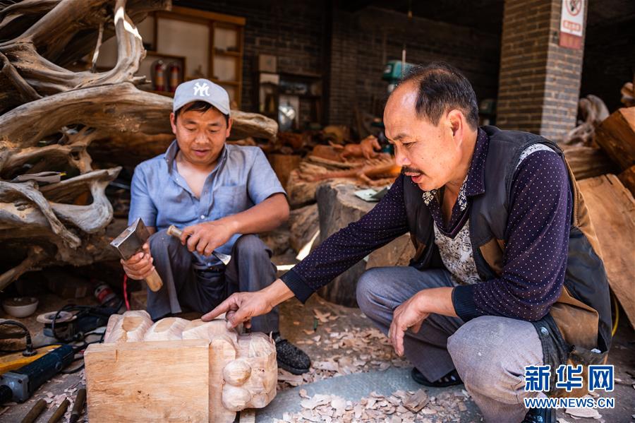 /ueditor/image/2019/05/20/62a87863e14f4bf3ff80c7dec7e7dd31.jpg 助残脱贫的木雕“掌门人”9.jpg