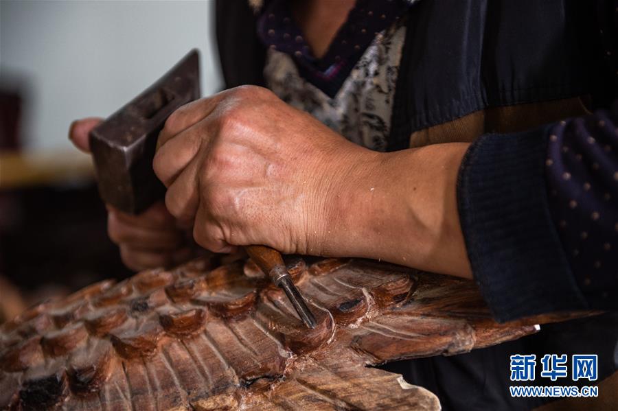 /ueditor/image/2019/05/20/a7e35925c2b98efa6ecdd506359f1801.jpg 助残脱贫的木雕“掌门人”1.jpg