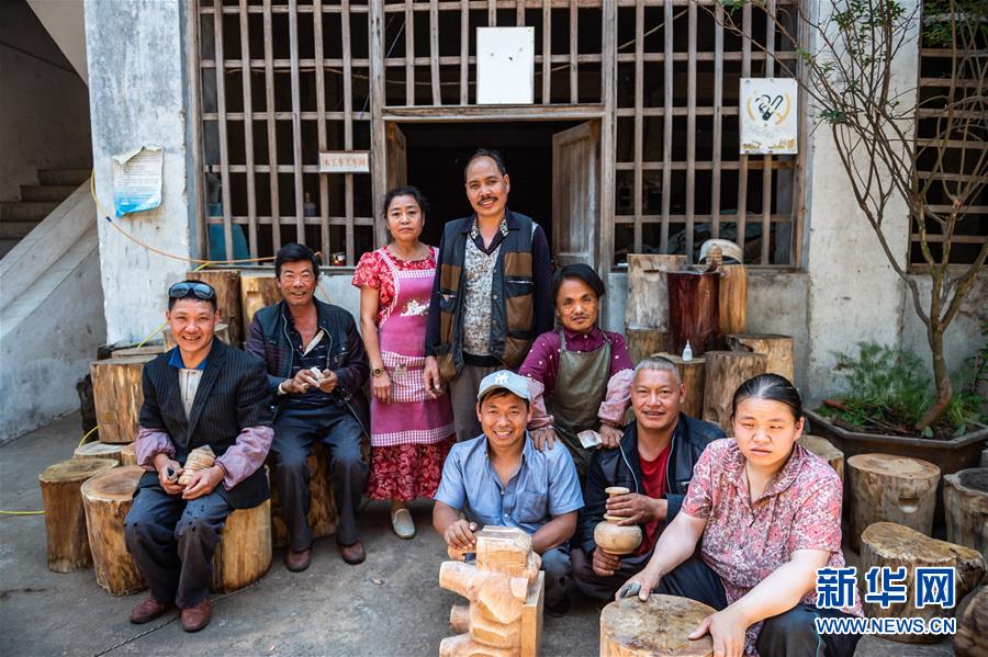 /ueditor/image/2019/05/20/b1b2c011225ce0875a5170b681470416.jpg 助残脱贫的木雕“掌门人”10.jpg