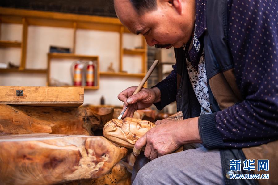 /ueditor/image/2019/05/20/d40a294ea3ea0d42eb4156ee282bf132.jpg 助残脱贫的木雕“掌门人”4.jpg