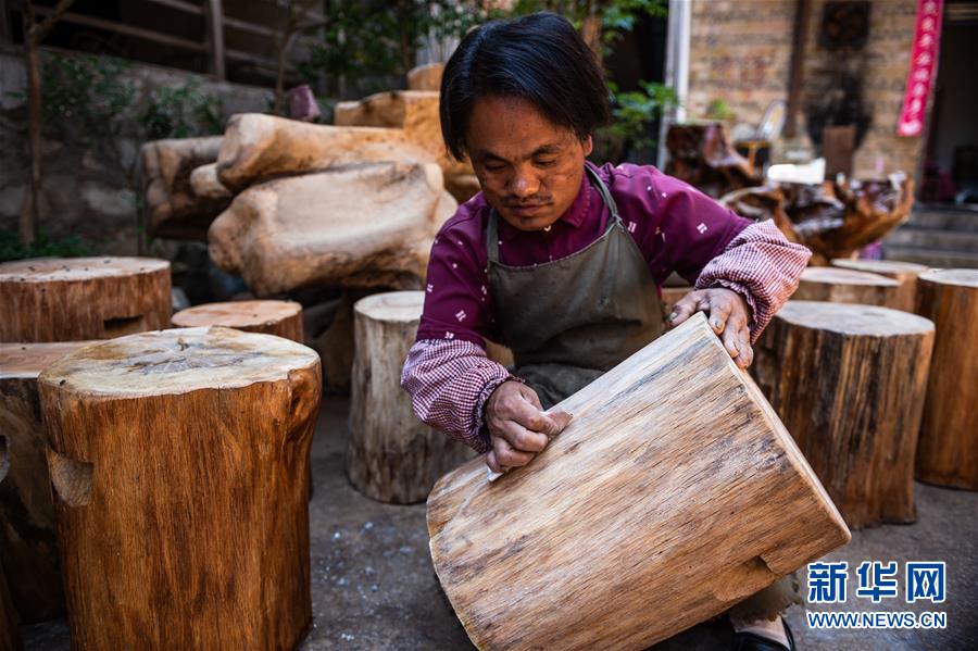 /ueditor/image/2019/05/20/da02d6365aa94ed8d8aac9d2de64cf04.jpg 助残脱贫的木雕“掌门人”8.jpg