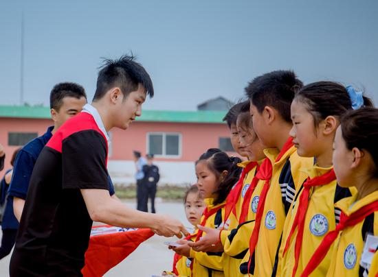 /ueditor/image/2019/05/21/5457c319927b79267da2e0f4e123bb64.jpg “普利司通·幸福七巧板”携手樊振东走进安徽1.jpg