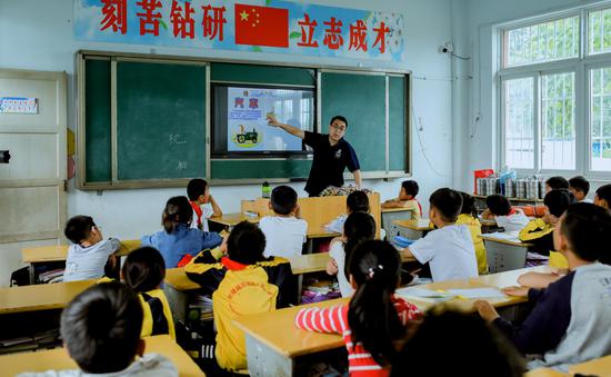 /ueditor/image/2019/05/21/a08bfa165982c66c32a2f89e63e05681.jpg “普利司通·幸福七巧板”携手樊振东走进安徽2.jpg