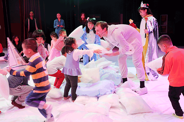 /ueditor/image/2019/05/24/654e7463565d470a725db7b13bc4d461.gif 关爱残障儿童 大型沉浸式互动儿童剧助力精彩“六一”3.gif