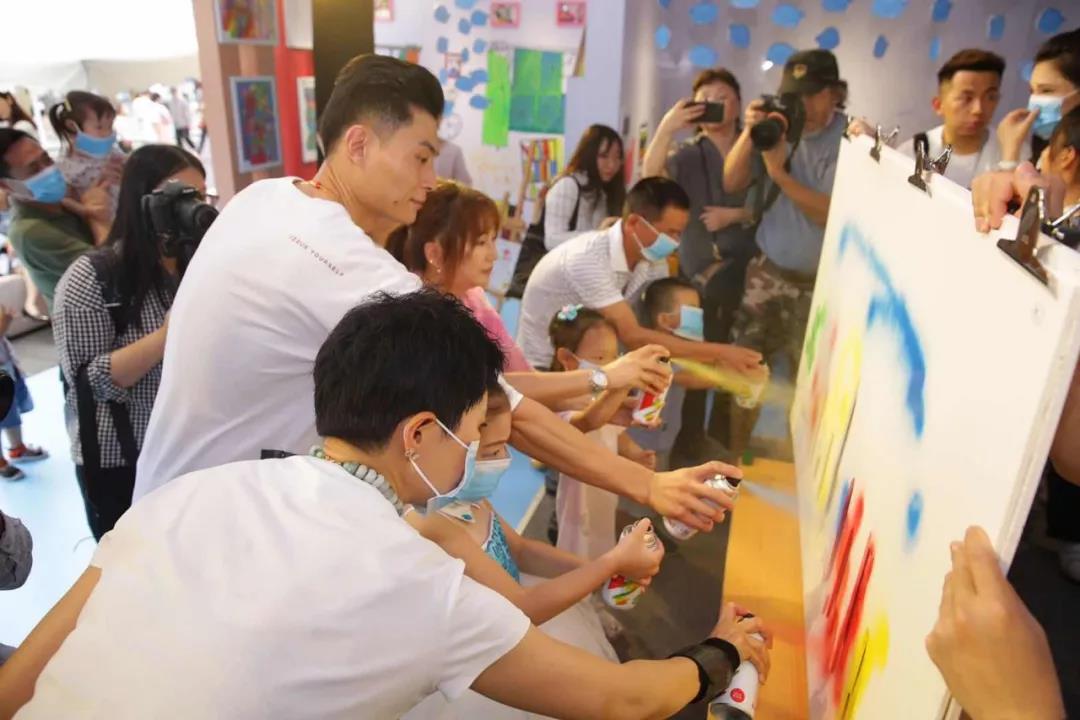 一间“神奇教室”突降深圳，明星大咖助阵，用童心画笔绘出“梦想的线条”22.jpg