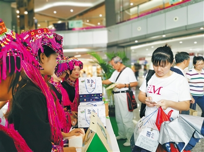 /ueditor/image/2019/05/29/1eaf9cb4775d8529f8675ccf2d8e88eb.jpg 产业扶贫助力村民家门口就业1.jpg