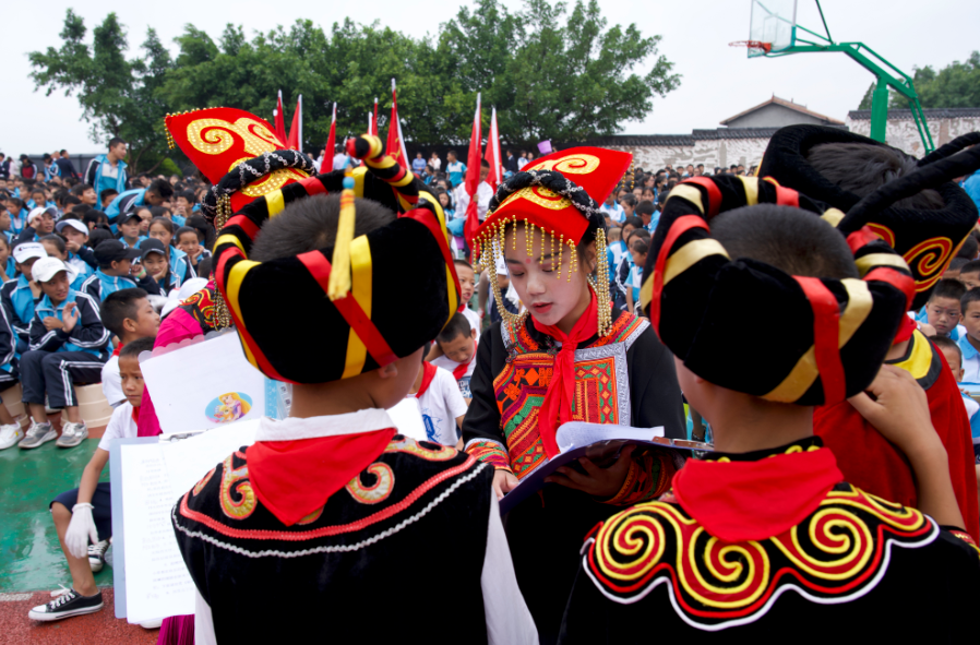 六一闻书香 “温情巴蜀·闪闪红星”水滴乡村童书馆落地大凉山1.png