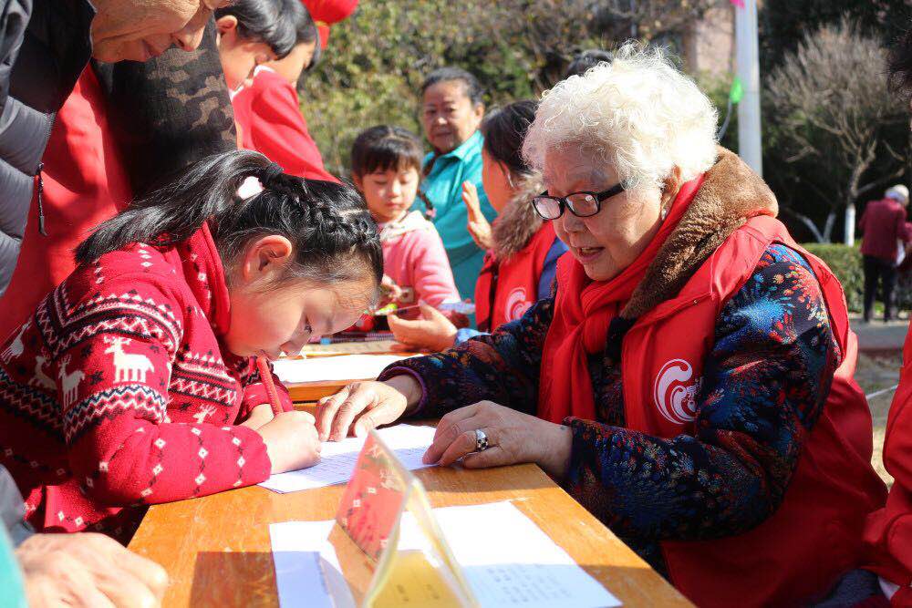 /ueditor/image/2019/06/10/296dc508805a842d9fba3d398feae85d.jpg 超仁妈妈倪春:“和爷爷奶奶坐时光机”为留守老人重返幸福.jpg