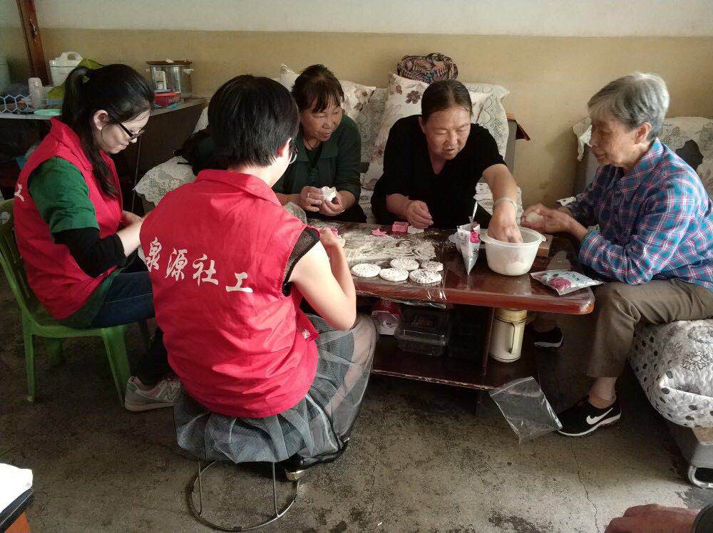 /ueditor/image/2019/06/10/f5f683bd65d4e21ee437bb427e84ff23.jpg 超仁妈妈倪春:“和爷爷奶奶坐时光机”为留守老人重返幸福2.jpg