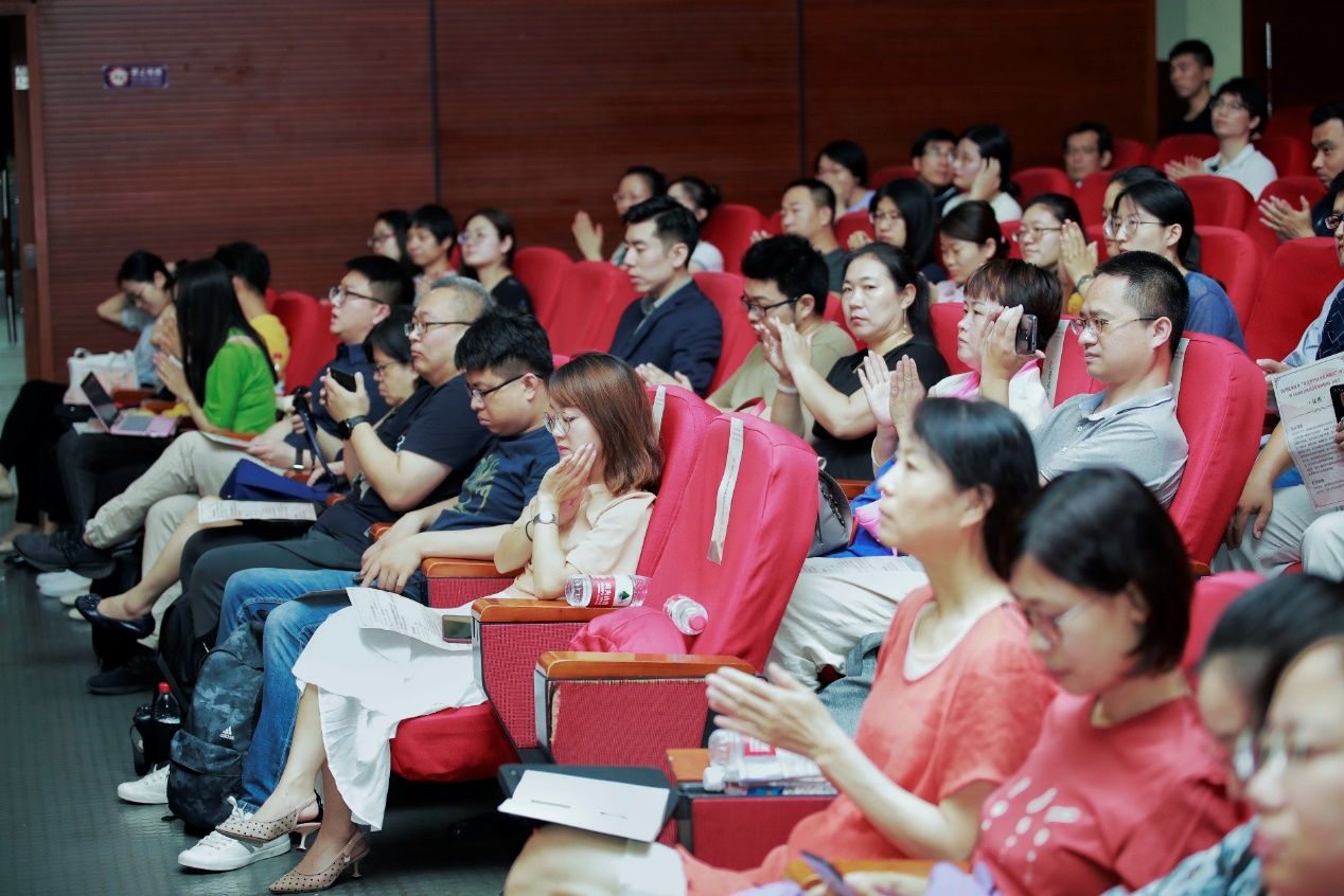 /ueditor/image/2019/06/13/7af882a6fc156da352add39893221cc1.jpg 社会组织扶贫案例征集启动会在清华大学召开1.jpg