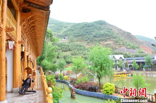 /ueditor/image/2019/06/28/435285a3aa7f9602eab0ad242e3ead56.jpg 青海“扶贫书记”带领村民走出“致富路”2.jpg