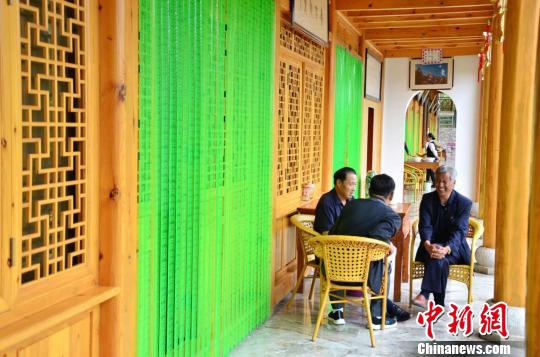 /ueditor/image/2019/06/28/ca58105d48e3d3ae35b2fe6989267eec.jpg 青海“扶贫书记”带领村民走出“致富路”1.jpg