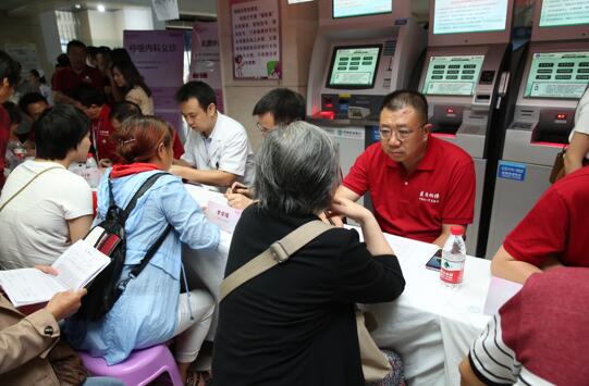 /ueditor/image/2019/07/19/da91dfd0039f8b2025e4d367b290ee1f.jpg 中国红基会医路相伴专家进基层患者关爱项目走进四川1.jpg