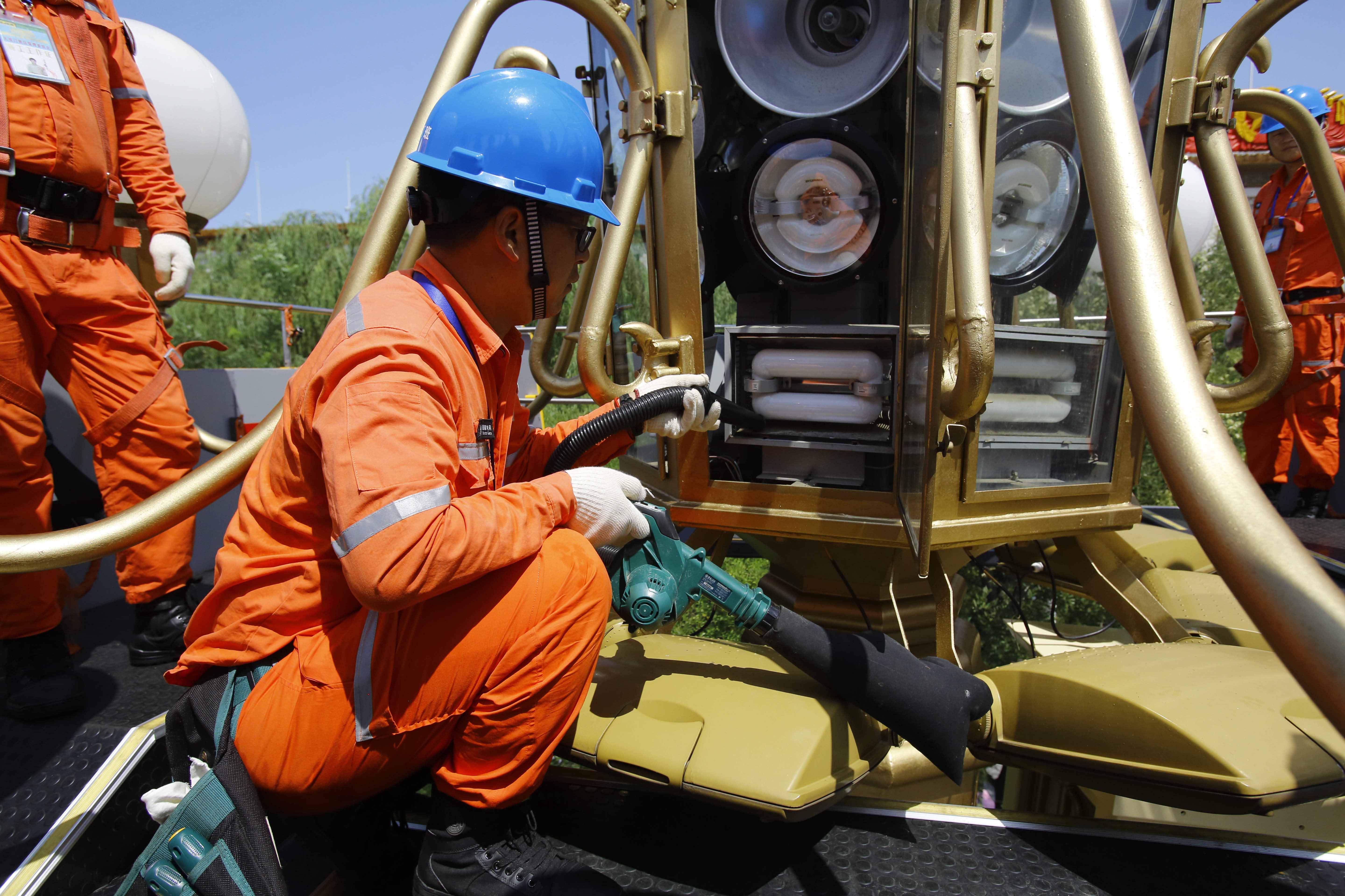 /ueditor/image/2019/08/01/bc293bcfa499c39c5b185d11123f964f.jpg 第五代华灯车今天闪亮登场3.jpg