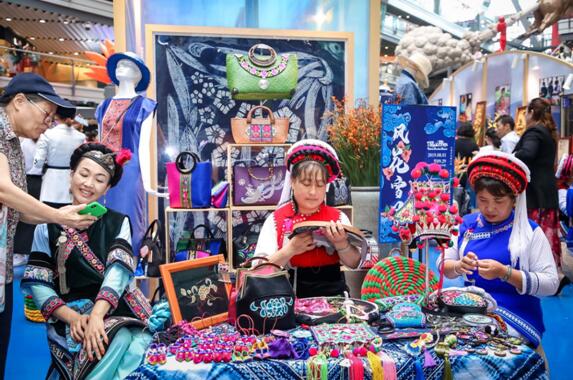 /ueditor/image/2019/08/05/6c56f1a927f4422050ab79f23fadf5d8.jpg “深山集市·风花雪月”大理专场吸引京城“赶集人” 3.jpg