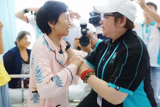 /ueditor/image/2019/08/06/4658eb5e26b456feaab5a7c22841f483.jpg “韩红爱心·百人援川”公益捐赠仪式举行2.jpg