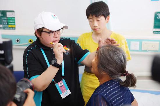 /ueditor/image/2019/08/06/700c959a3c4017186f71e10c874a0208.jpg “韩红爱心·百人援川”公益捐赠仪式举行1.jpg