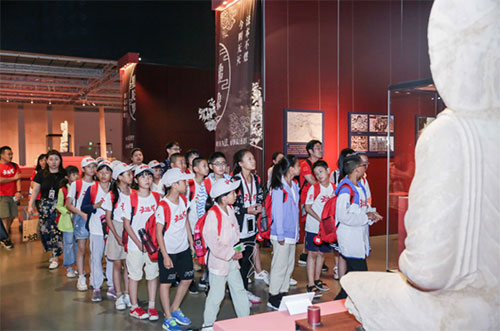 /ueditor/image/2019/08/07/8680ec12b3edfe2ababf8c51c9b6fee6.jpeg 真爱梦想“去远方”公益研学旅行队伍参观嘉德艺术中心 体验“小小拍卖师”.jpeg