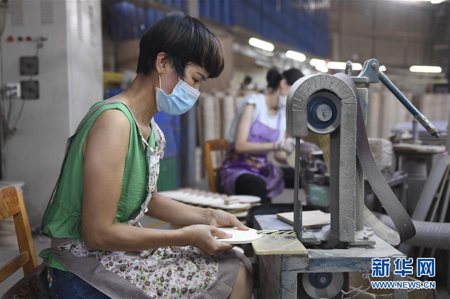 /ueditor/image/2019/08/14/940a88820ec745cd5fb221cb216ab793.jpeg 广西兴业:“就业扶贫车间”助农脱贫增收2.jpeg