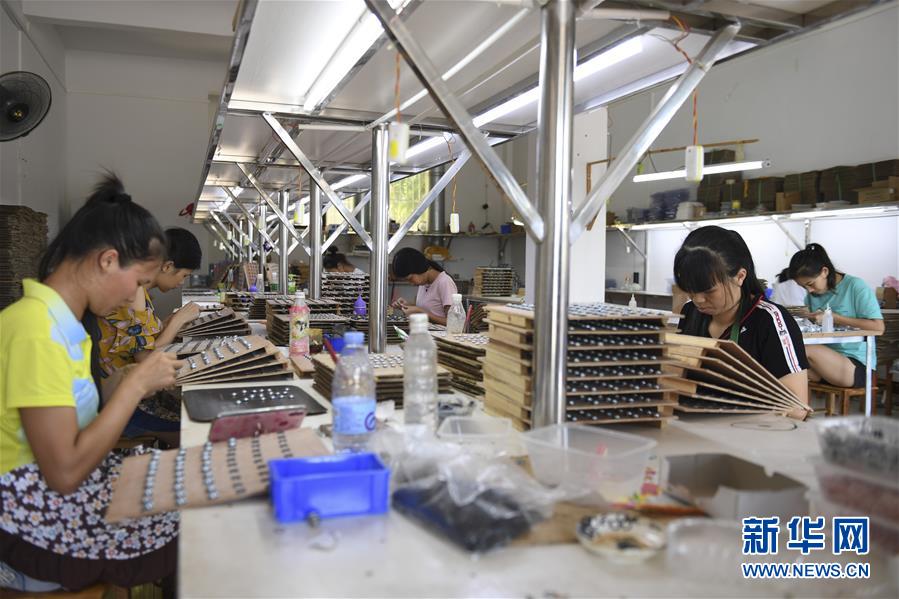 /ueditor/image/2019/08/22/c15625ab210bd23d76934eae1a399787.jpeg 广西上思:让易地搬迁群众“搬得出、稳得住、能致富”4.jpeg