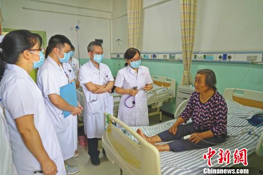 /ueditor/image/2019/08/27/6da0eb8aeb2250653e0da4fe3ec224eb.jpg 北京200多名医疗专家在广西兴安县开展公益活动.jpg