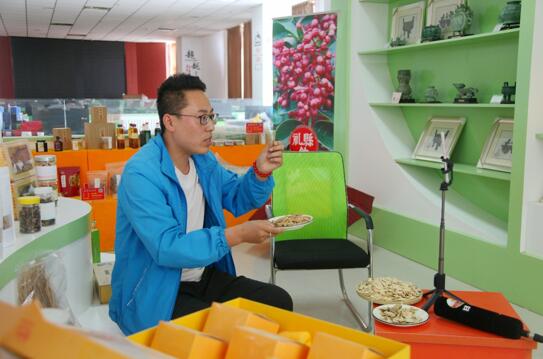 /ueditor/image/2019/08/29/c06f5e9e3909730d2fb1067ca8bde78c.jpg 肃礼县携手阿里巴巴 创新“脱贫特派员”模式2.jpg