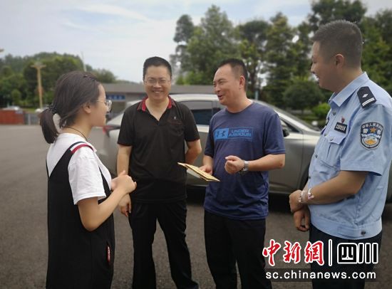 /ueditor/image/2019/08/30/755efee5a460f48e628af6362e76f501.jpg 洪雅:民警献爱心 资助贫困学子.jpg